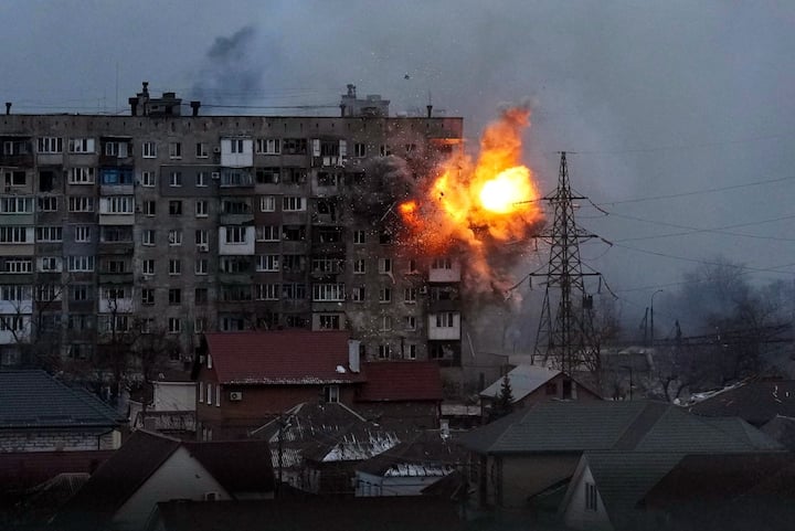Ukraine stopped the evacuation of people said Russian army is shelling humanitarian corridors Russia Ukraine War: यूक्रेन ने रोकी लोगों की निकासी, कहा- रूसी सेना लोगों के निकलने के रास्तों पर कर रही है गोलाबारी