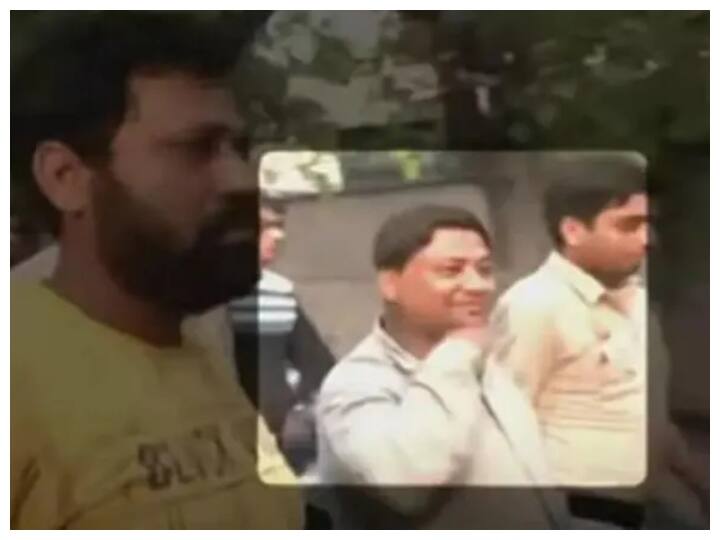 Jahangirpuri violence accused enters court in ‘Pushpa’ style watch VIDEO Jahangirpuri Violence: न पछतावा ना डर, कोर्ट जाते हुए फिल्म पुष्पा के हीरो की तरह स्टाइल मारता दिखा आरोपी अंसार