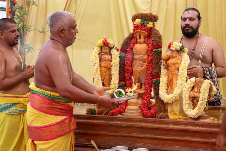 అనంతరం ఉదయం 9 నుంచి 10.30 గంటల వరకు స్వామి, అమ్మవార్ల ఉత్సవమూర్తులకు స్నపనతిరుమంజనం వేడుకగా నిర్వహించారు.