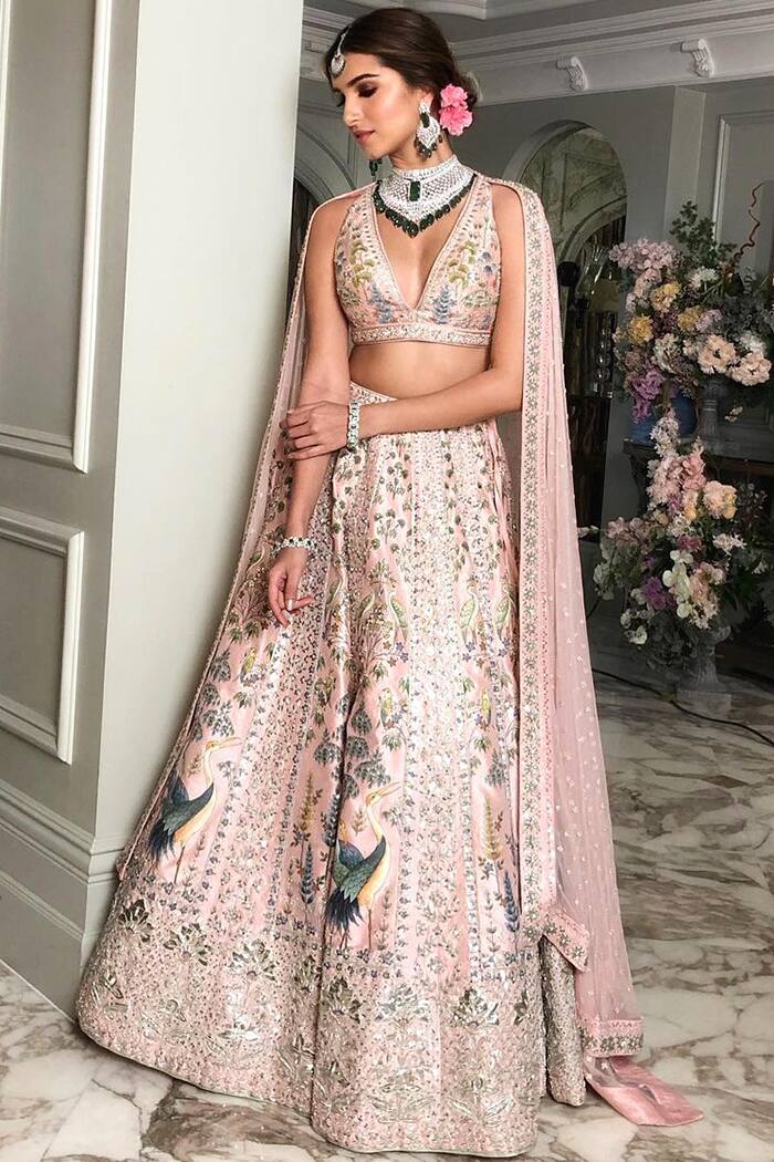 बड़े-बड़े डिजाइनर को जब भी अपने कलेक्शन को दर्शकों के सामने पेश करना होता है, तब इनके जहन में सबसे पहला नाम तारा सुतारिया का ही आता है.