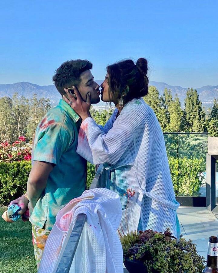 ముద్దు ముచ్చట్లో ప్రియాంక నిక్ జంట -Image credit: Priyanka Chopra/Instagram