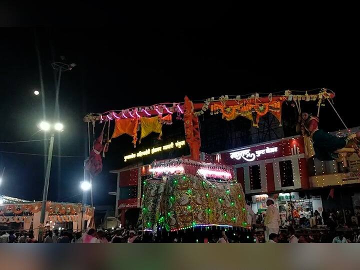 Biroba Maharaj Yatra : Two thousand people, including a five-year-old girl, fulfilled their vows by hanging on to Bagad Biroba Maharaj Yatra : पाच वर्षांच्या चिमुकलीसह दोन हजार जणांची बगाडला लटकत नवसपूर्ती!