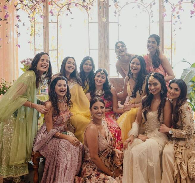 आलिया भट्ट  की शादी की तस्वीरें इस वक्त सोशल मीडिया पर छाई हुई हैं. लोग कपल को शादी की बधाई तो दे ही रहे हैं साथ ही आलिया की सादगी की तारीफ करते नहीं थक रहे हैं.