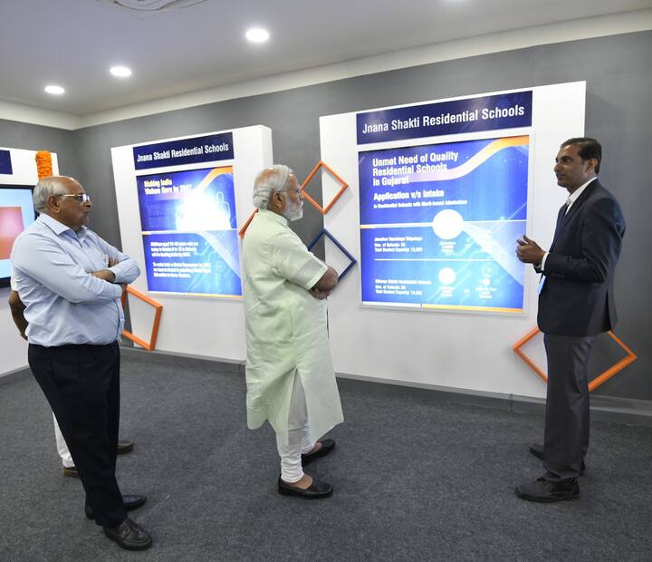 પ્રધાનમંત્રીને અહીં દેખરેખ પ્રવૃત્તિઓ, વીડિયો વૉલ અને કેન્દ્રના વિવિધ પાસાઓનું લાઇવ પ્રદર્શન બતાવવામાં આવ્યું હતું. પ્રધાનમંત્રીને ઑડિયો વિઝ્યુઅલ પ્રેઝન્ટેશન અંગે પણ માહિતી આપવામાં આવી હતી.