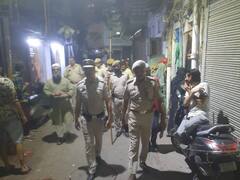Jahangirpuri Violence: शांति बनाए रखने के लिए दिल्ली पुलिस कर रही गश्त और मीटिंग, देखें तस्वीरें