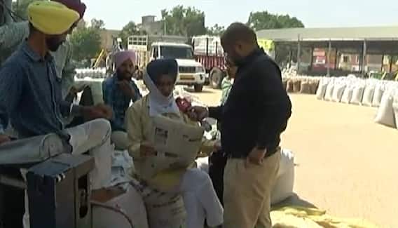 ਖਰੜ ਮੰਡੀ 'ਚ ਕਿਸਾਨਾਂ ਦੇ ਬੋਲ; ਬਦਲੇ ਮੌਸਮ ਕਾਰਨ ਘਟਿਆ ਫਸਲ ਦਾ ਝਾੜ