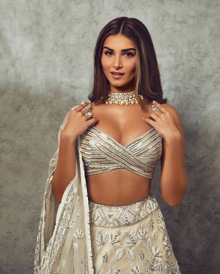 तारा सुतारिया तिचा लेहेंगा अधिक सुंदर दिसण्यासाठी हेवी ज्वेलरी घालायला विसरत नाही.(फोटो :tarasutaria/ig)