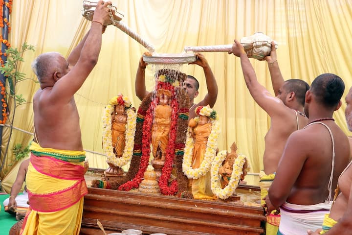 ఇందులో సీతారామ లక్ష్మణ సరసన చక్రత్తాళ్వార్లు పాలు, పెరుగు, తేనె, పసుపు, చందనంలతో అభిషేకాలు అందుకుని ప్రసన్నులయ్యారు.