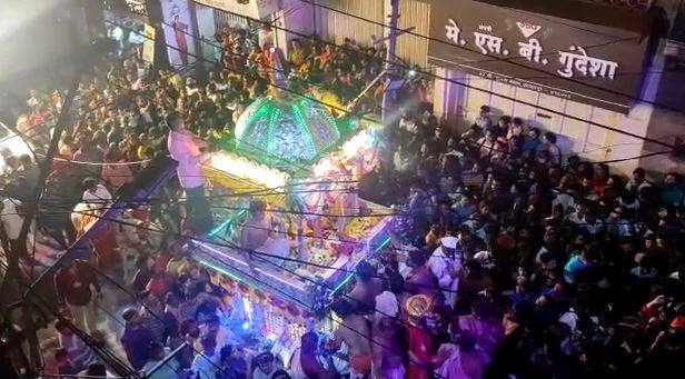 दुसऱ्या दिवशी म्हणजे काल रविवारी रात्री कोल्हापूरची अंबाबाई भक्तांच्या भेटीसाठी बाहेर पडली