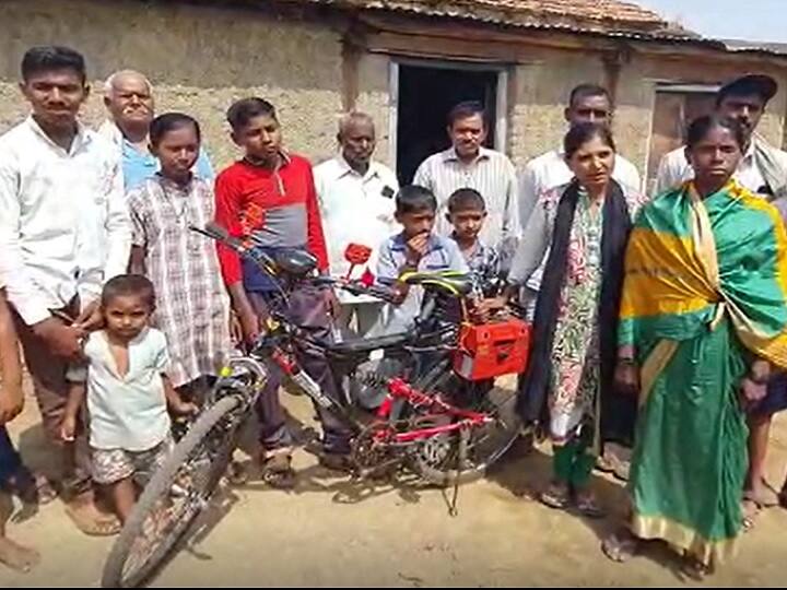 sangli news 14 year old boy made electric cycle for his father after rise petrol price Electric Cycle : 14 वर्षाच्या मुलाची कमाल! पेट्रोल महागल्याने कामावर पायी जाणाऱ्या वडिलांसाठी बनवली इलेक्ट्रिक सायकल