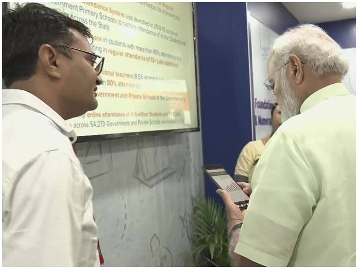 PM Modi llega a Gujarat, visita el Centro de Comando y Control para Escuelas