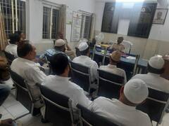 Jahangirpuri Violence: शांति बनाए रखने के लिए दिल्ली पुलिस कर रही गश्त और मीटिंग, देखें तस्वीरें