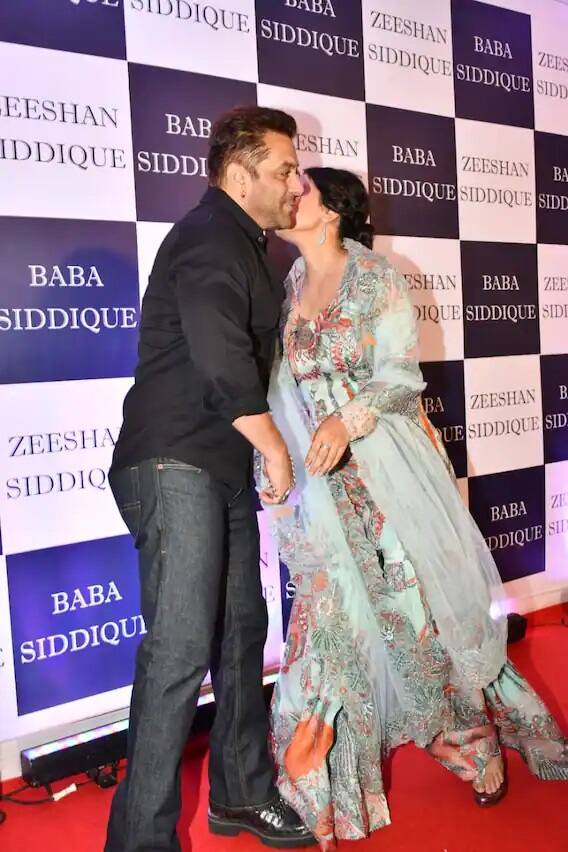 या पार्टीत हिना खान आणि सलमान खान यांची भेट झाली.