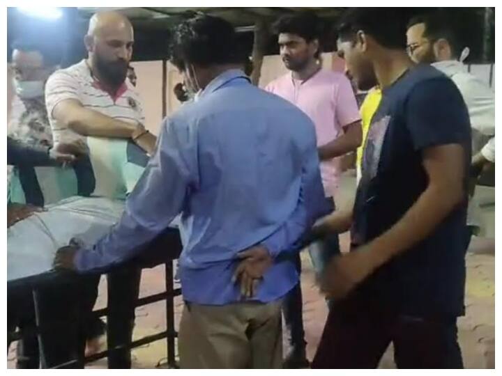 Khargone violence Madhya Pradesh brother of injured youth alleges death due to beating ANN Khargone News: खरगोन हिंसा में हुई पहली मौत, मृतक के भाई का दावा- पुलिस और उपद्रवियों ने घसीट कर मारा
