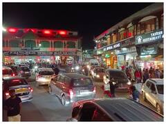 Mussoorie: चार दिन लगातार छुट्टी से पर्यटकों की भीड़ से गुलजार हुई पहाड़ों की रानी मसूरी, लगा लंबा ट्रैफिक