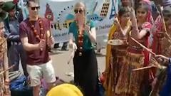 Auraiya: दफ्तर में सोते हुए कर्मचारियों का वीडियो सोशल मीडिया पर जमकर तैर रहा है