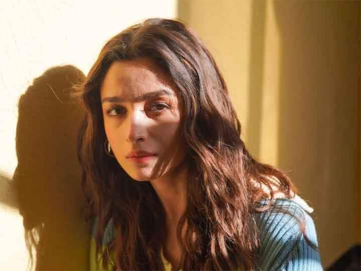 After marrying Ranbir Kapoor, Alia Bhatt will go to Jaisalmer for her film 'Rocky Aur Rani Ki Prem Kahani' शादी की मेहंदी का रंग उतरने से पहले काम में जुटी नई नवेली दुल्हनिया आलिया भट्ट, जैसलमेर शूटिंग के लिए होंगी रवाना