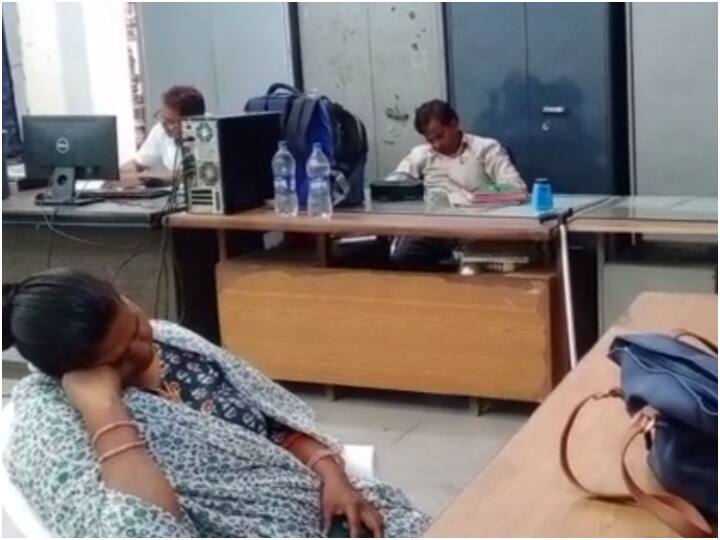 Auraiya News: औरैया के जिलाधिकारी कार्यालय में सोते हुए कर्मचारियों का वीडियो हुआ वायरल, DM ने लिया एक्शन Uttar Pradesh Auraiya CM Yogi Adityanath instruction not follow in District Magistrate office ann Auraiya News: औरैया के जिलाधिकारी कार्यालय में सोते हुए कर्मचारियों का वीडियो हुआ वायरल, DM ने लिया एक्शन