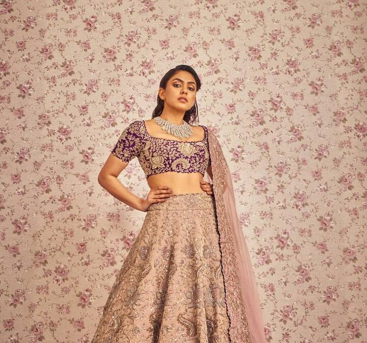 मृणालनं 2012 मध्ये प्रेक्षकांच्या भेटीस आलेल्या 'मुझसे कुछ कहते हैं.. ये खामोशियां' या मालिकेमधून छोट्या पडद्यावर पदार्पण केलं.  ( Mrunal Thakur/ instagram)