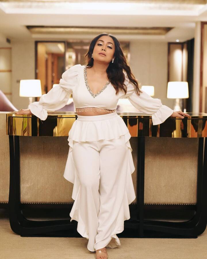 अलीकडेच नेहा कक्करने तिचे अनेक सुंदर फोटो चाहत्यांसोबत शेअर केले आहेत, ज्यामध्ये ती पांढर्या लूकमध्ये दिसत आहे.(PHOTO:nehakakkar/IG)