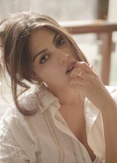 Rhea Chakraborty ਨੇ ਆਪਣੇ ਵਾਲਾਂ ਨਾਲ ਖੇਡਦੇ ਹੋਏ ਸ਼ੇਅਰ ਕੀਤੀਆਂ ਖੂਬਸੂਰਤ ਤਸਵੀਰਾਂ