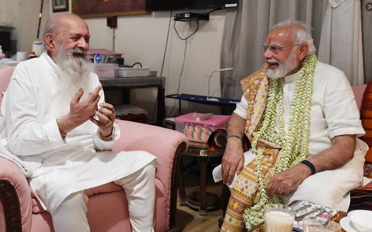 PM Modi meets Jam Saheb Shatrushalyasinhji In jamnagar PM મોદીએ રાજવી જામ સાહેબ શત્રુશલ્યસિંહજી સાથે કરી મુલાકાત