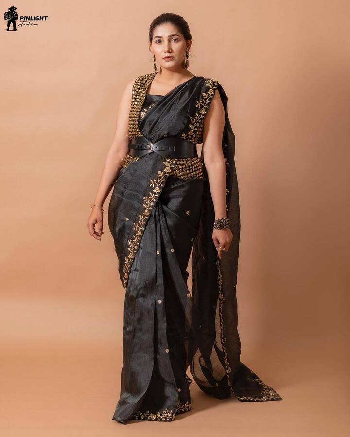 सपनाने ब्लू कलरचा कोल्ड शोल्डर फ्रॉक स्टाइल टॉप आणि मॅचिंग प्लाझो पँट घातल्याचे फोटोमध्ये दिसत आहे.(photo:itssapnachoudhary/ig)