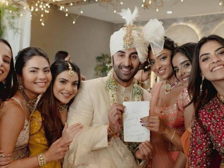 ranbir kapoor signs a note for alia bhatt bridesmaids Alia Ranbir Wedding : 'मी आलियाचा पती रणबीर, वचन देतो की...'; रणबीरनं आलियाच्या मैत्रिणींसाठी लिहिले खास पत्र