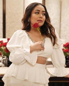 पतले दिखने के लिए नेहा कक्कड़ ने निकाला आइडिया, जानें कैसे अपनी तस्वीरों में स्लिम-ट्रिम नजर आती हैं एक्ट्रेस