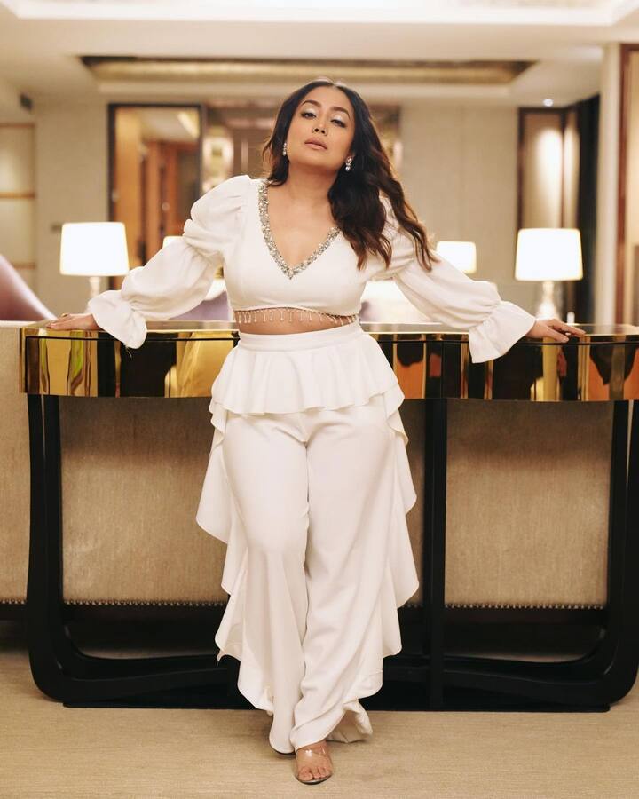 हे फोटो इंस्टाग्रामवर शेअर करत नेहा कक्करने कॅप्शनमध्ये लिहिले की, मी जेव्हाही पोज देते तेव्हा मी बारीक दिसते.(PHOTO:nehakakkar/IG)