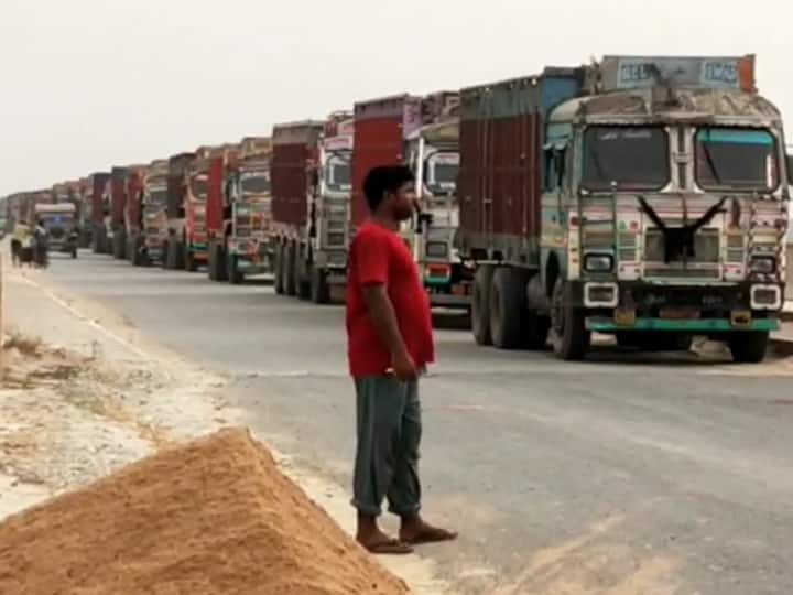 Ballia Uttar Pradesh Police Mining Transport Department seize 37 trucks carrying red sand illegally ANN Ballia News: बलिया में रेत खनन के काले कारोबार पर बड़ी कार्रवाई, 37 ट्रकों को सीज कर 18 लाख वसूले गए, ट्रक मालिकों ने लगाया ये आरोप