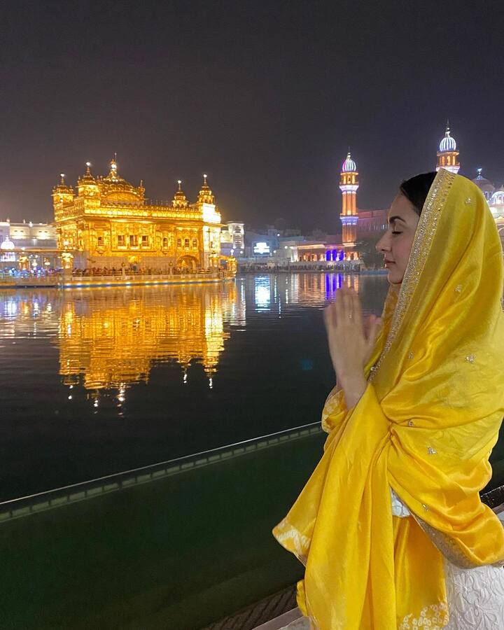 फोटोंमध्ये, कियारा हात जोडून किती सुंदर दिसत आहे हे तुम्ही पाहू शकता.(photo:kiaraaliaadvani/ig)