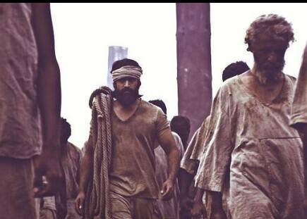 साल 2018 में रिलीज़ हुई 'केजीएफ' के बाद दर्शकों को इसके दूसरे पार्ट यानी केजीएफ 2 का बेसब्री से इंतज़ार था. अच्छी बात ये है कि फिल्म ने अपने फैंस को मायूस नहीं किया और उम्मीदों पर पूरी तरह खरी उतरी.