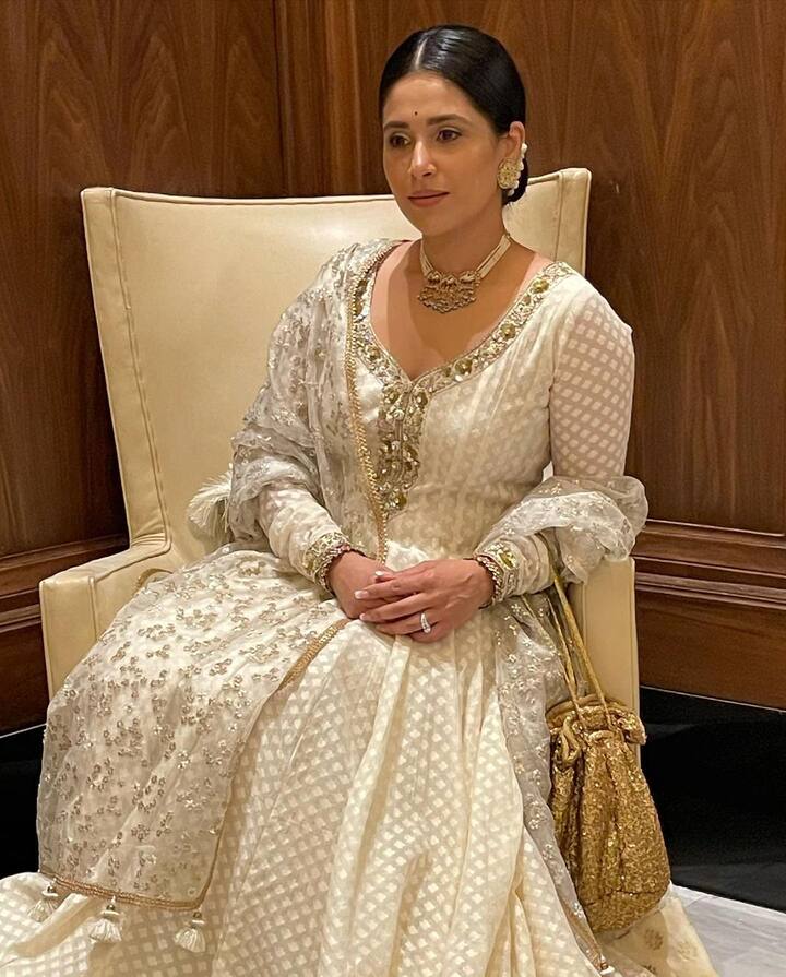 बड़े अच्छे लगते हैं 2 में राम कपूर की मां की भूमिका शुभावी चौकसी नजर आ रही हैं. जानकारी के अनुसार एक्ट्रेस इस शो में एक एपिसोड के लिए 50 हजार चार्ज कर रही हैं.