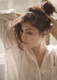 Rhea Chakraborty ਨੇ ਆਪਣੇ ਵਾਲਾਂ ਨਾਲ ਖੇਡਦੇ ਹੋਏ ਸ਼ੇਅਰ ਕੀਤੀਆਂ ਖੂਬਸੂਰਤ ਤਸਵੀਰਾਂ