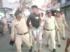 Dewas News: देवास में गुंडों की हेकड़ी तोड़ने का अनोखा तरीका, पतलून का बटन तोड़कर पुलिस निकाल रही जुलूस