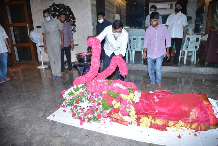ఇప్పుడు ఆయన మరణించడంతో సెలబ్రిటీలు సోషల్ మీడియా వేదికగా నివాళులు అర్పిస్తున్నారు.