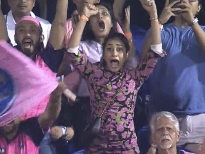 Dhanashree Verma Reaction over Yuzvendra Chahal Hattrick in KKR vs RR Match IPL 2022 Watch: चहल ने हैट्रिक ली तो यूं उछल पड़ी धनश्री, देखने लायक थे रिएक्शन