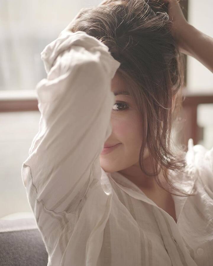 रिया चक्रवर्ती ने सोशल मीडिया पर अपनी बोल्ड तस्वीरें शेयर की हैं. जिसमें वह अपने बालों से खेलती नजर आ रही हैं. (फोटो-सोशल मीडिया)