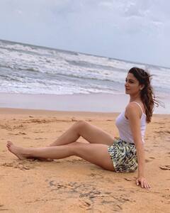 Simran Kaur Mundi: रियल लाइफ में भी काफी ग्लैमरस हैं कपिल शर्मा की ये पंजाबी हीरोइन, तस्वीरें देख आप भी हो जाएंगे दीवाने