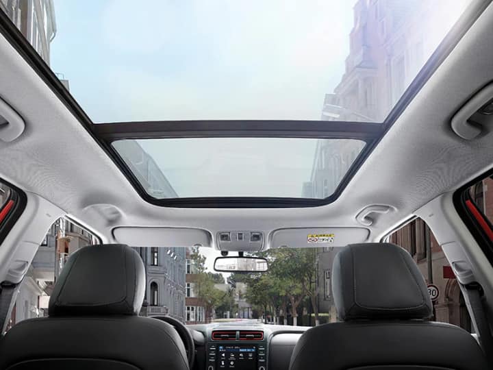 Difference between panoramic sunroof and Normal sunroof कैसी होती है पैनोरमिक सनरूफ? जानें नॉर्मल सनरूफ से कैसे है अलग