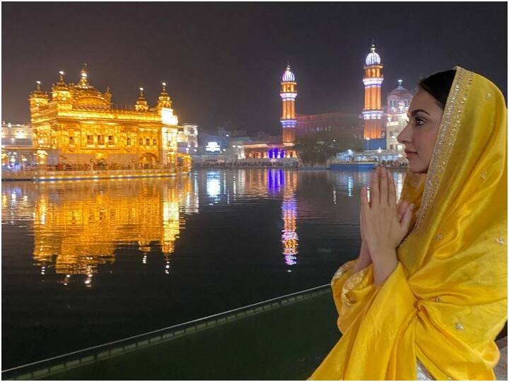 सफेद  कुर्ते के साथ सिर पर पीला दुपट्टा ओढ़े कियारा का रूप इस सूट में और निखरकर आ रहा है. फोटोज़ में आप देख सकते हैं कि हाथ जोड़े कियारा कितनी खूबसूरत लग रही हैं.