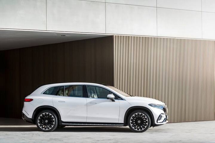 EQS SUV की लंबाई 5,130 मिमी, चौड़ाई 1,955 मिमी और ऊंचाई 1,727 मिमी है. इसमें 3,200 मिमी का व्हीलबेस भी है जो कि इसके इलेक्ट्रिक सेडान के समान है. 