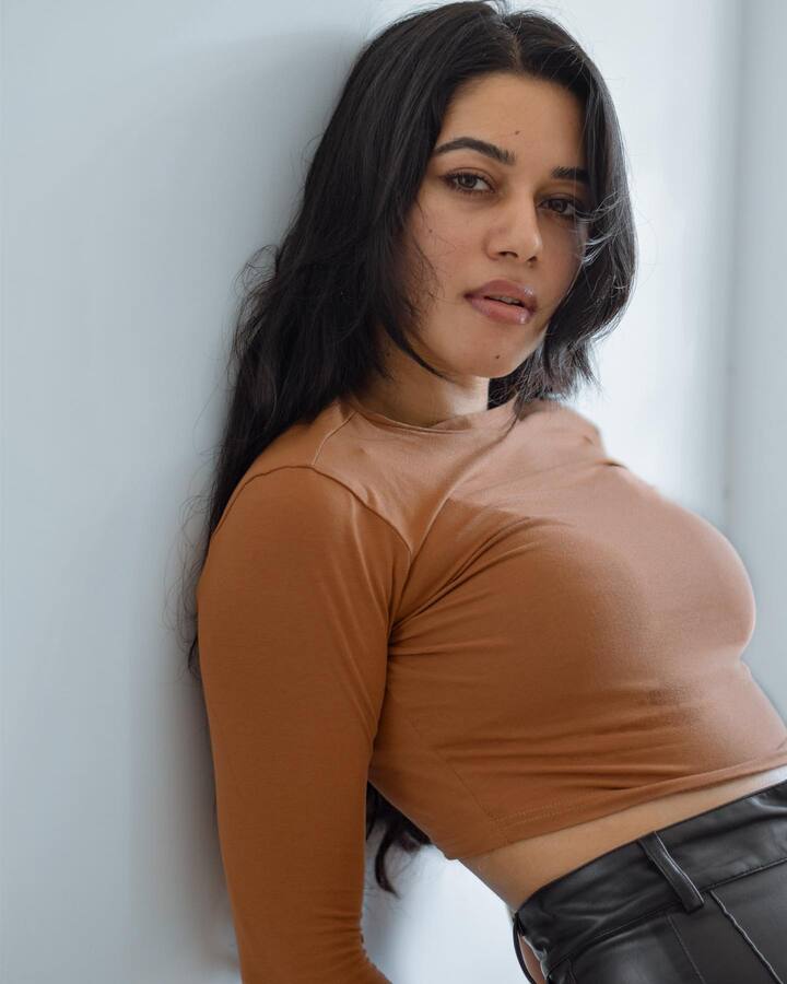 ன் தேகத்திலே ஸ்பானிஷ் நிறம் மச்சி தேன் தித்திக்கின்ற ஒயினிஷ் இதழிச்சி