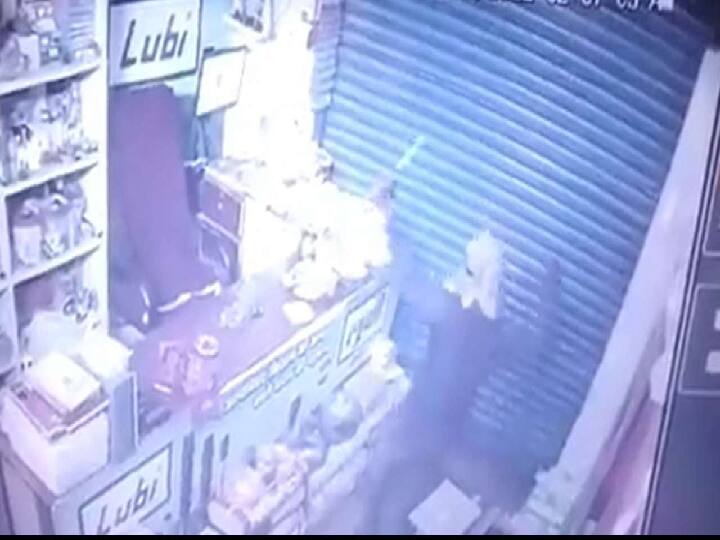 Uttarpradesh chandauli Hardware shop theft cctv goes viral due to thief dancing after theft Watch Viral Video: ஹார்டுவேர் கடையில் திருட்டு.... கல்லா கட்டிய உடன் நடனமாடும் திருடன் - வைரல் வீடியோ !