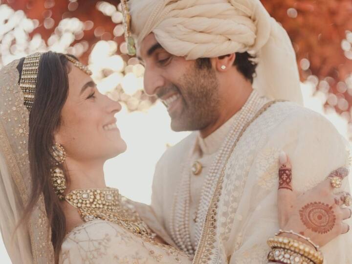 ranbir kapoor alia bhatt post wedding look actress simple look in sindoor picture viral Alia Ranbir Wedding: शादी के बाद फैंस ने किया नई नवेली दुल्हन आलिया का दीदार, रणबीर भी दिखे साथ