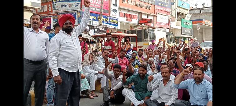 Municipal Corporation Safai Sewak Union Road jam after Gate Rally in Moga ਨਗਰ ਨਿਗਮ ਸਫਾਈ ਸੇਵਕ ਯੂਨੀਅਨ ਵੱਲੋਂ ਮੋਗਾ 'ਚ ਵਿਸ਼ਾਲ ਰੈਲੀ ਕਰਨ ਤੋਂ ਬਾਅਦ ਕੀਤਾ ਗਿਆ ਚੌਂਕ ਜਾਮ 