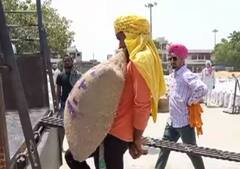 ਇਹ ਮਜ਼ਦੂਰ ਦੰਦਾਂ ਨਾਲ ਚੁੱਕ ਦਿੰਦਾ 50 ਕਿਲੋ ਦਾ ਬੋਰਾ, ਦੂਰ-ਦੂਰ ਤੱਕ ਚਰਚਾ