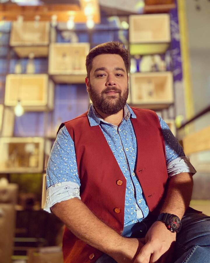 राम कपूर के बेस्ट फ्रेंड की भूमिका में बड़े अच्छ लगते हैं 2 में अजय नागरथ दिखाई दे रहे हैं. मीडिया रिपोर्ट्स के अनुसार वो एक एपिसोड के लिए 25 हजार चार्ज करते हैं.