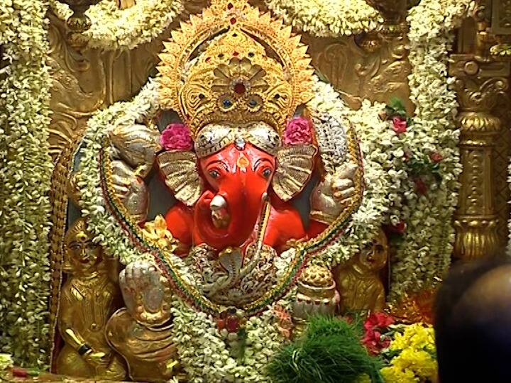 भाविकांना दर्शनासाठी काही त्रास होऊ नये म्हणून मध्य रात्रीपासून सिद्धिविनायक मंदिर प्रशासनाचे कर्मचारी आणि मुंबई पोलिसांचा मोठा बंदोबस्त तैनात करण्यात आला होता.